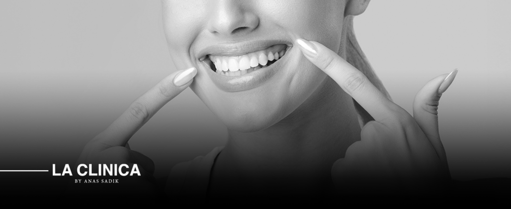 تركيبة أسنان تجميلية لتعويض الأسنان المفقودة